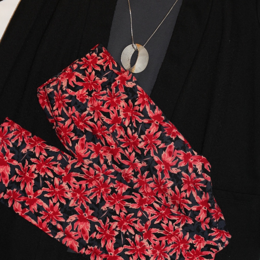 FREE with Bundle Lularoe Black and Red Floral Print Leggings - Picture 1 of 5